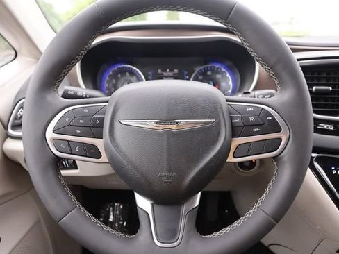 Used 2022 Chrysler Voyager LX FWD image 13
