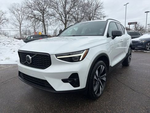 Used 2024 Volvo XC40 B5 Ultimate image 1