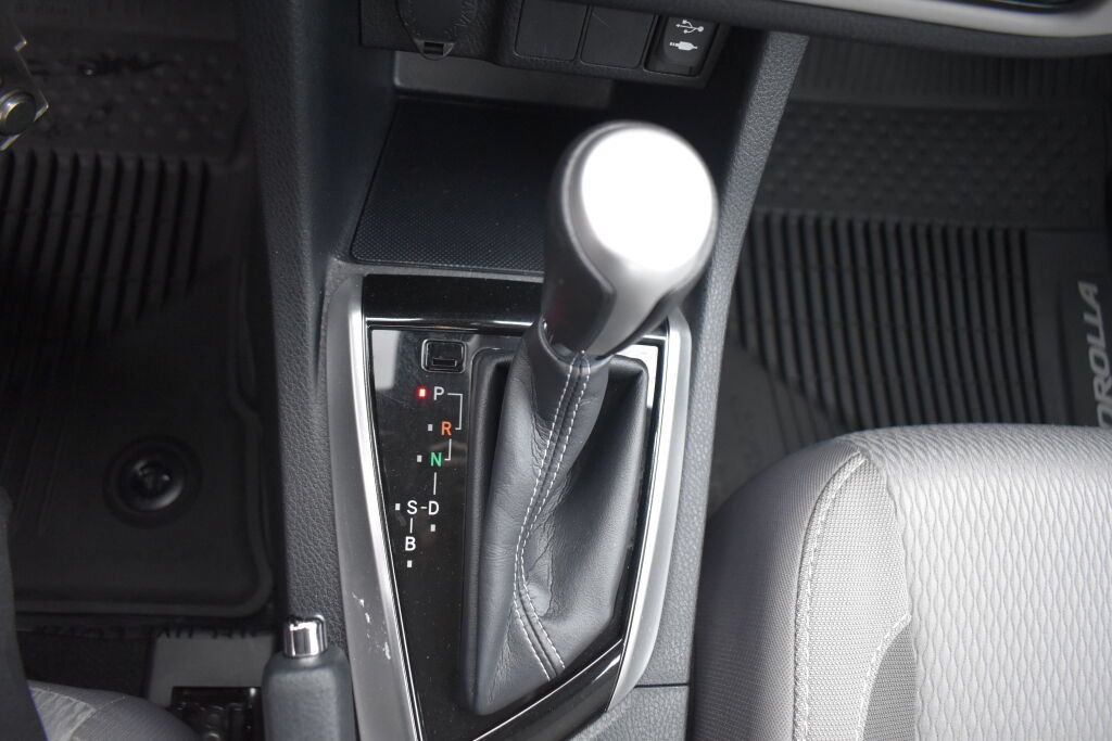 Used 2017 Toyota Corolla LE FWD image 13