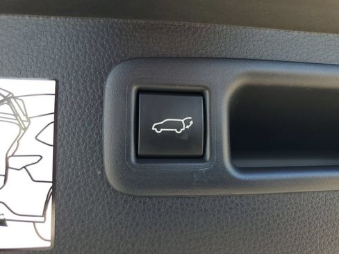 Used 2024 Toyota Highlander XLE FWD image 32