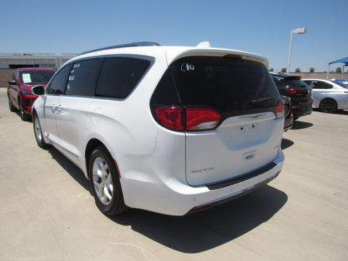 Used 2020 Chrysler Pacifica Limited FWD image 4