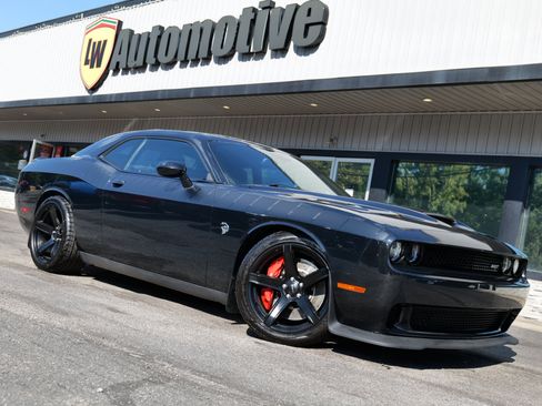 Used 2015 Dodge Challenger SRT Hellcat image 1