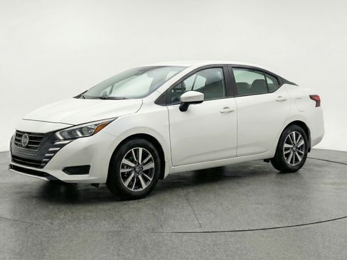 Used 2025 Nissan Versa SV image 3