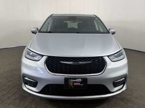 Used 2023 Chrysler Pacifica Touring-L FWD image 2