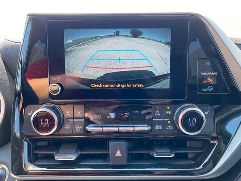 Certified 2025 Toyota Highlander XLE AWD/4WD image 9