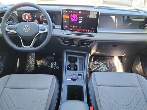 New 2025 Volkswagen Tiguan SE image 18