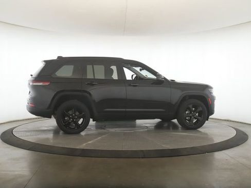 Used 2023 Jeep Grand Cherokee Limited w/ Black Appearance Package image 6