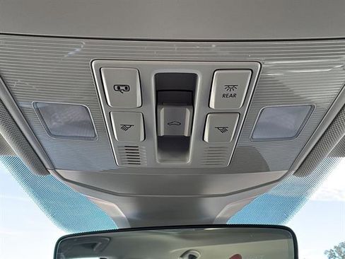 Certified 2024 Volkswagen Jetta SE w/ Panoramic Sunroof Package image 25