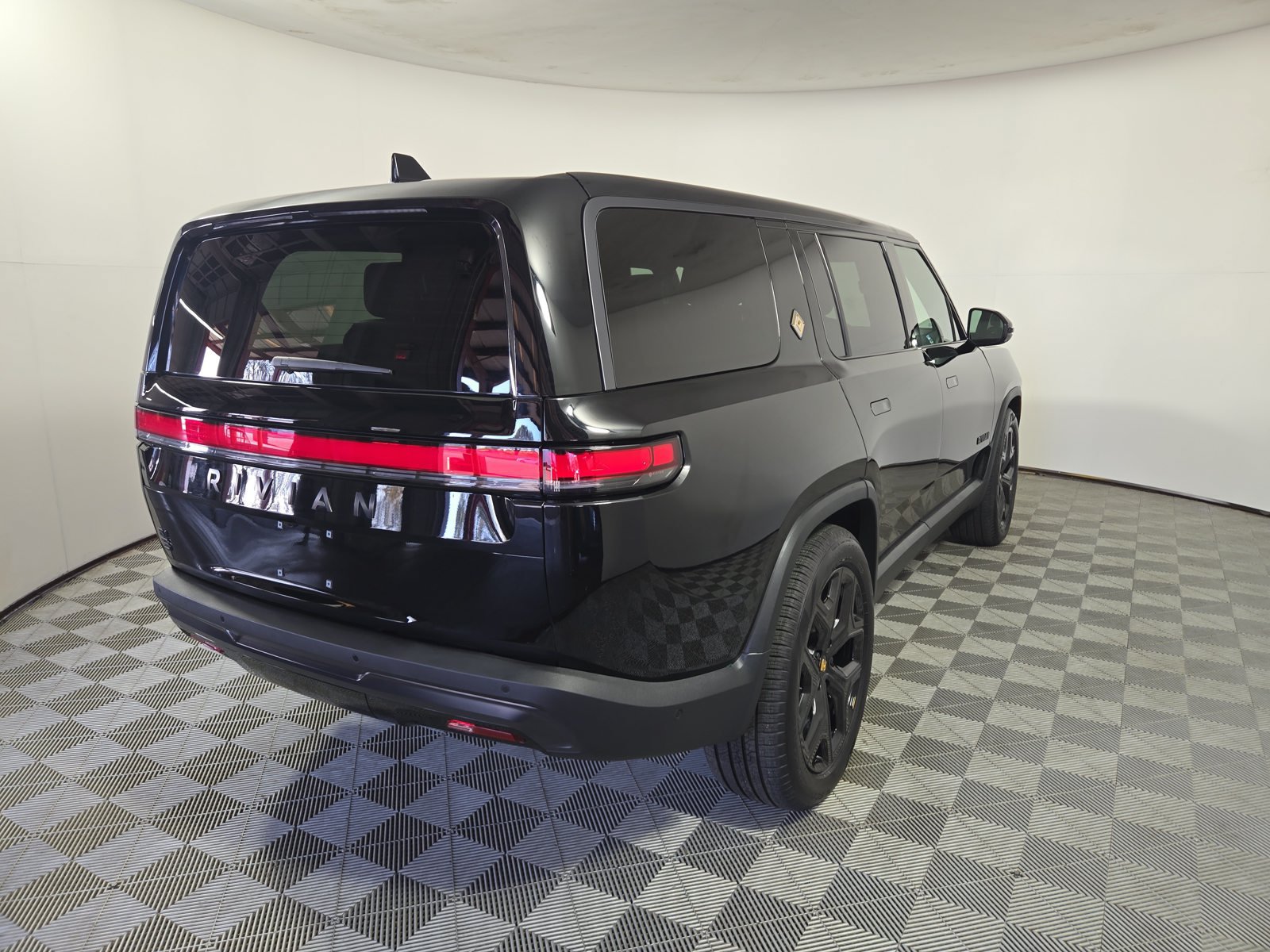 Used 2025 Rivian R1S Adventure Dual AWD/4WD image 5