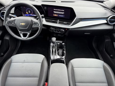 Used 2025 Chevrolet Trax LT w/ LT Convenience Package FWD image 11