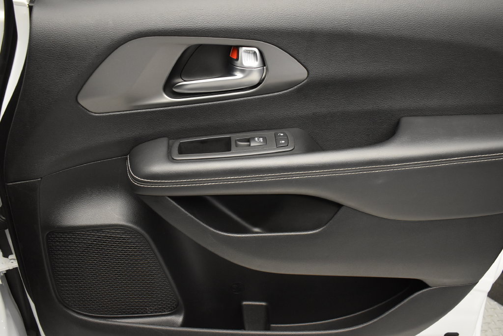 Used 2025 Chrysler Pacifica Select FWD image 24