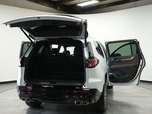 New 2026 GMC Acadia Denali Ultimate w/ LPO, Floor Liner Package AWD/4WD image 12