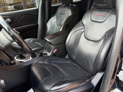 Used 2017 Jeep Cherokee Trailhawk AWD/4WD image 10