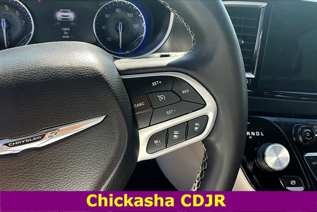 Used 2023 Chrysler Pacifica Touring-L FWD image 11