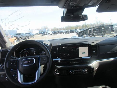 New 2026 GMC Sierra 1500 SLE image 15
