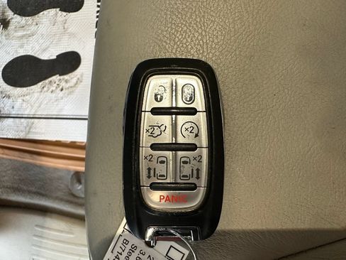 Used 2021 Chrysler Pacifica Touring-L FWD image 17