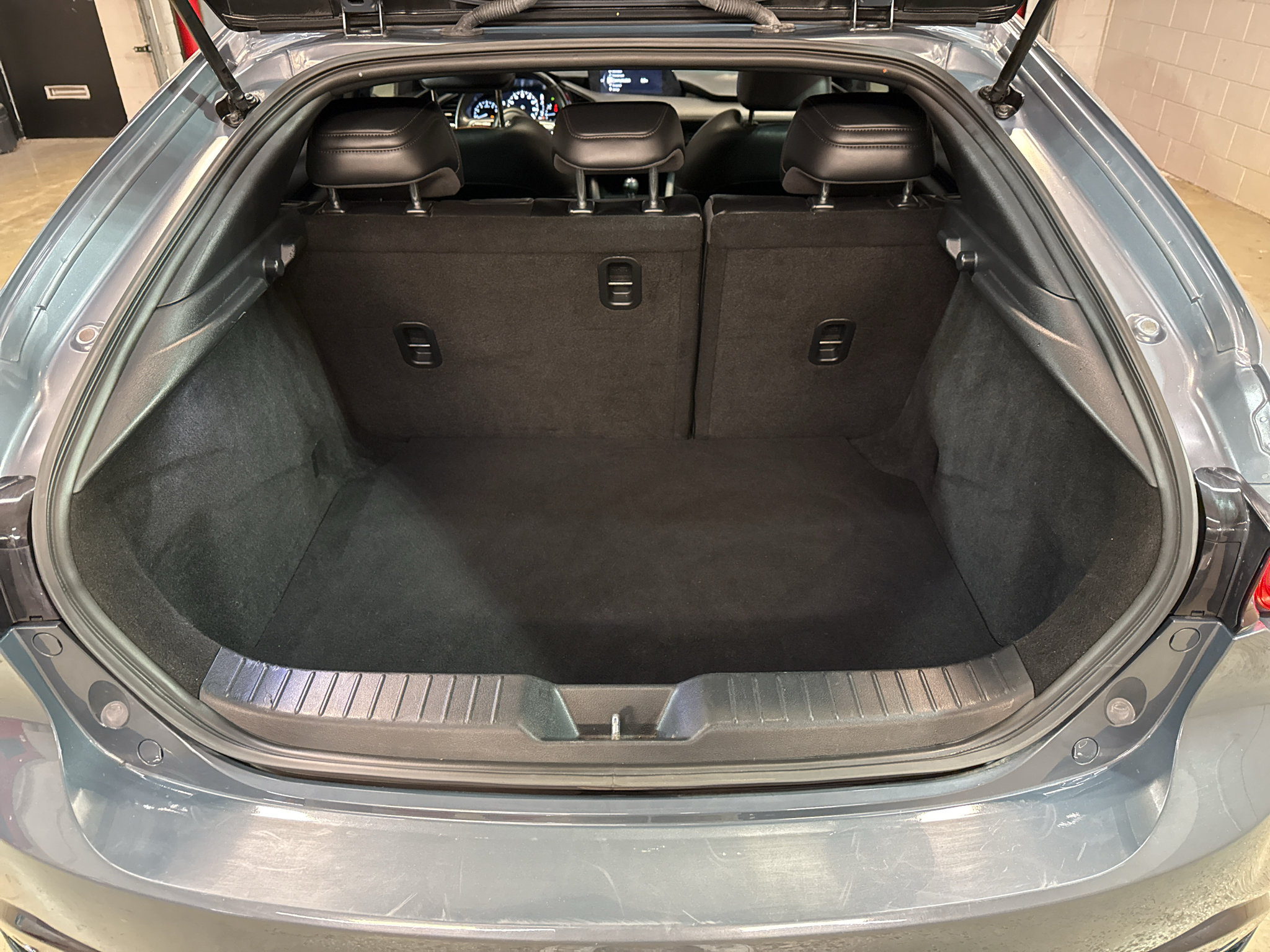 Used 2019 MAZDA MAZDA3 Hatchback w/ Preferred Package FWD image 32