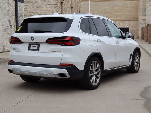 Used 2025 BMW X5 xDrive50e AWD/4WD image 3