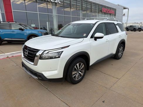 Used 2025 Nissan Pathfinder SL AWD/4WD image 1