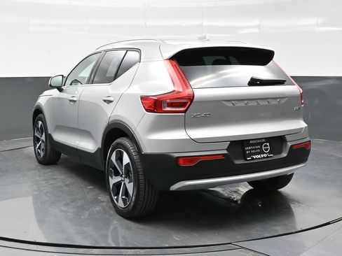 Used 2025 Volvo XC40 B5 Plus image 5