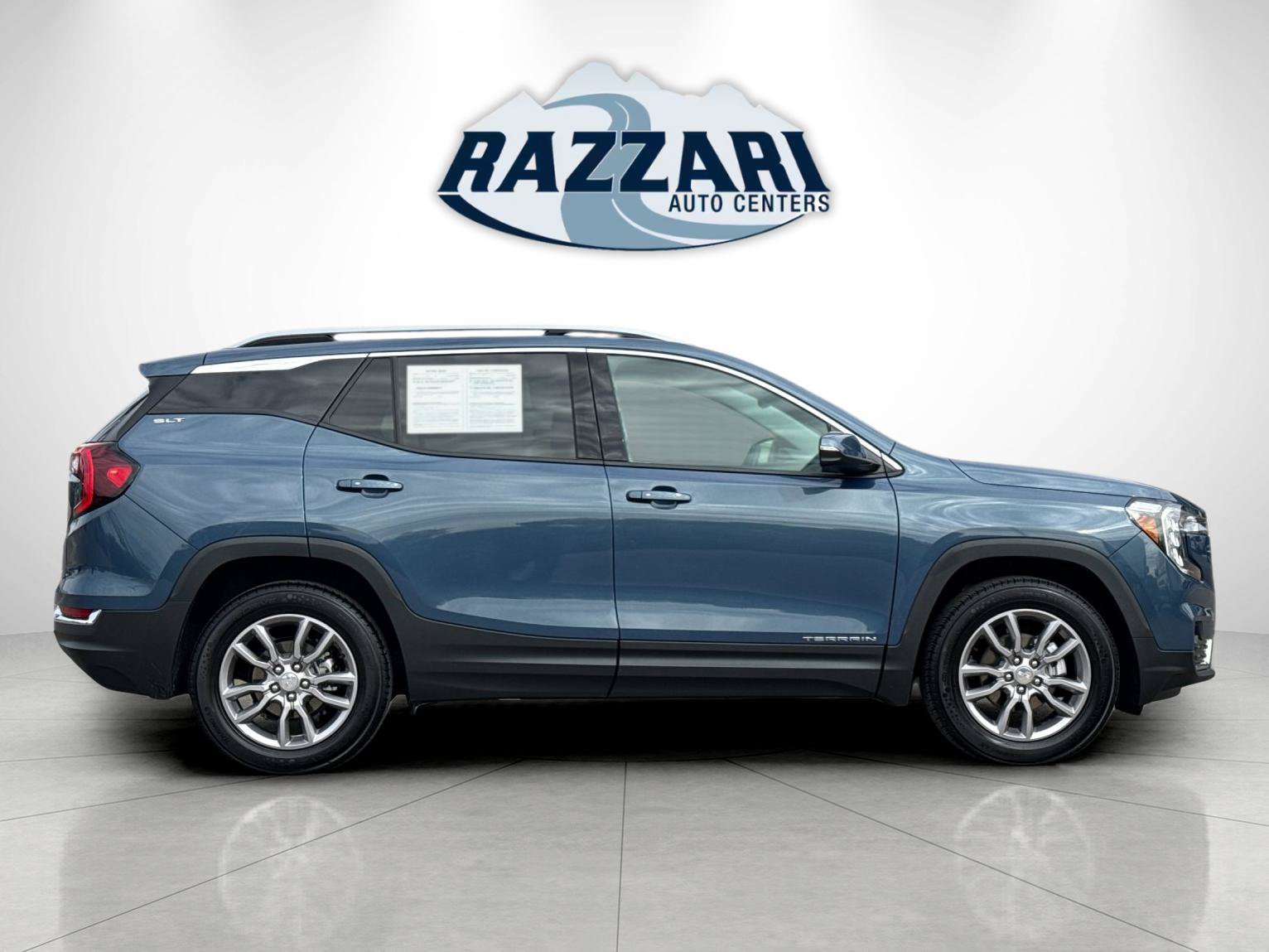 Used 2024 GMC Terrain SLT AWD/4WD image 2
