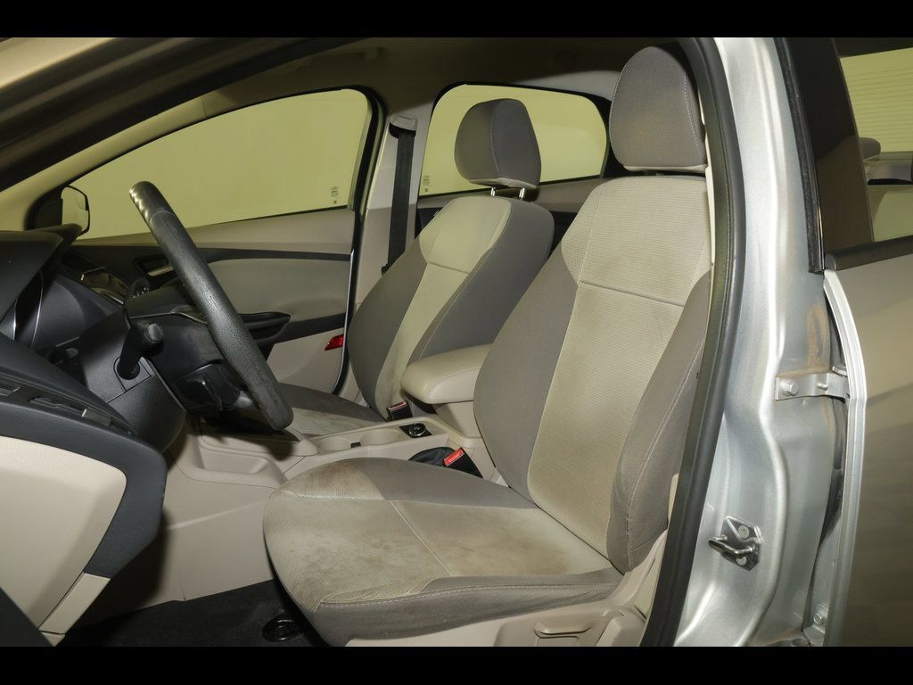 Used 2013 Ford Focus SE FWD image 2