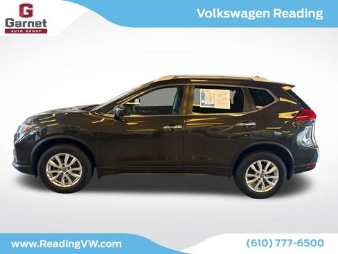 Used 2017 Nissan Rogue SV w/ SV Premium Package image 3