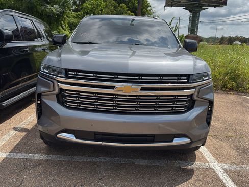 Used 2021 Chevrolet Tahoe Premier w/ Premium Package RWD image 2
