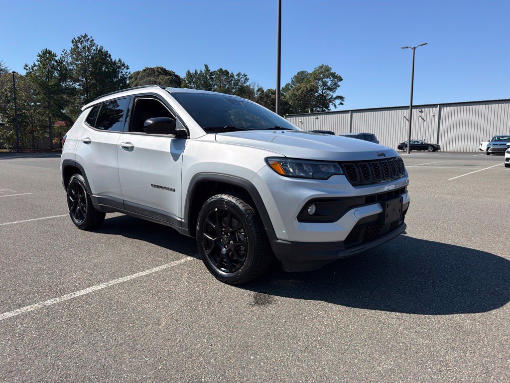 Used 2025 Jeep Compass Latitude w/ Convenience Group AWD/4WD image 4