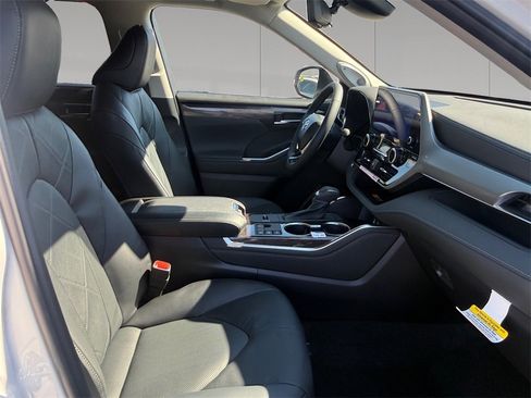 New 2026 Toyota Highlander Platinum image 17