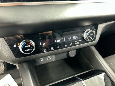 Used 2023 Mitsubishi Outlander SE Black Edition image 17