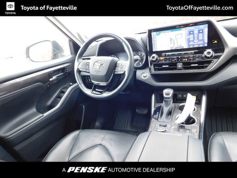 Used 2021 Toyota Highlander Limited image 3