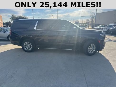 Used 2023 Chevrolet Suburban LT image 2
