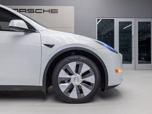 Used 2022 Tesla Model Y Long Range image 11