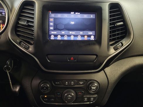 Used 2019 Jeep Cherokee Latitude w/ Popular Appearance Group AWD/4WD image 25