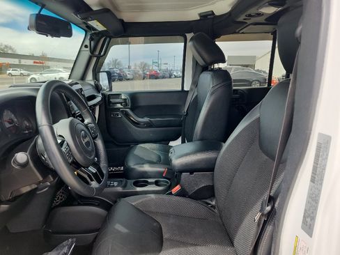 Used 2017 Jeep Wrangler Unlimited Sahara image 16