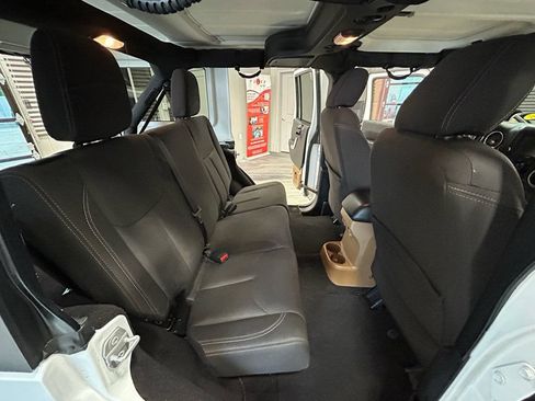 Used 2017 Jeep Wrangler Unlimited Rubicon w/ Connectivity Group AWD/4WD image 41