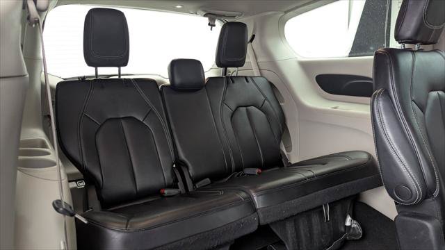 Used 2023 Chrysler Pacifica Touring-L FWD image 18