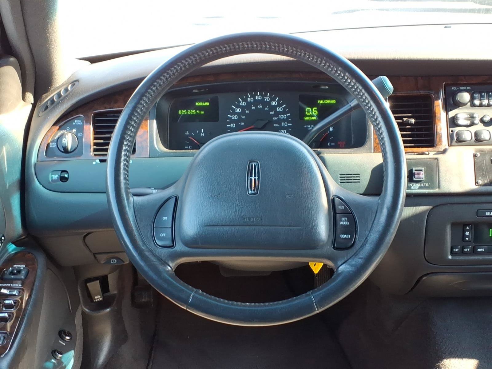 Used 1999 Lincoln Town Car Executive RWD image 21
