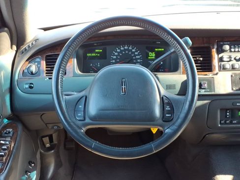 Used 1999 Lincoln Town Car Executive RWD image 21