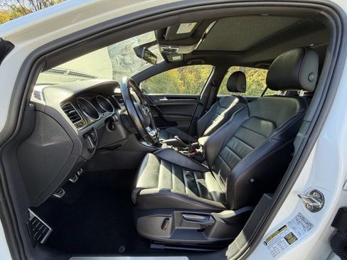 Used 2017 Volkswagen GTI SE image 10
