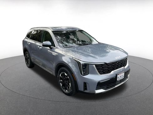 Used 2024 Kia Sorento S image 1