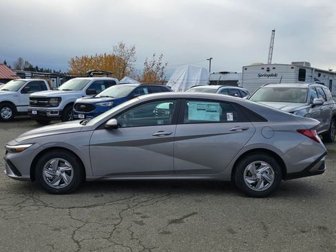 Certified 2025 Hyundai Elantra SE FWD image 4