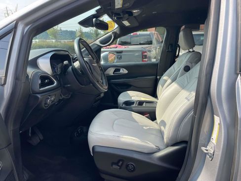 Used 2021 Chrysler Pacifica Touring w/ S Appearance Package FWD image 4