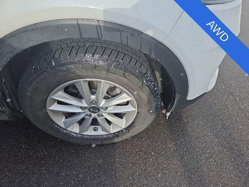 Used 2019 Kia Sorento LX image 3