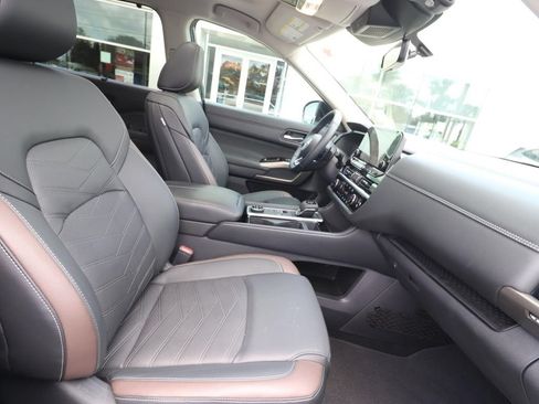Used 2025 Nissan Pathfinder Platinum w/ Black Appearance Package AWD/4WD image 24