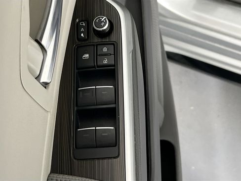 Used 2022 Toyota Sienna Limited image 18