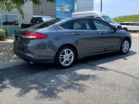 Used 2018 Ford Fusion SE w/ Fusion SE Technology Package FWD image 6
