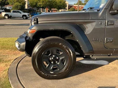 Used 2024 Jeep Gladiator Sport AWD/4WD image 12