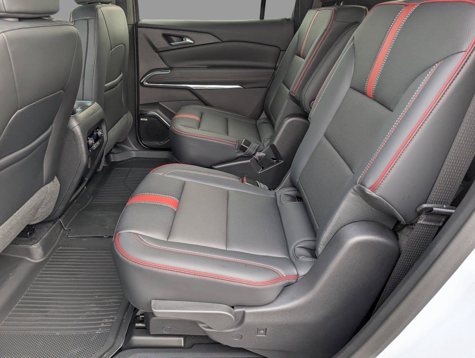 New 2027 Chevrolet Traverse RS w/ LPO, Floor Liner Package FWD image 32